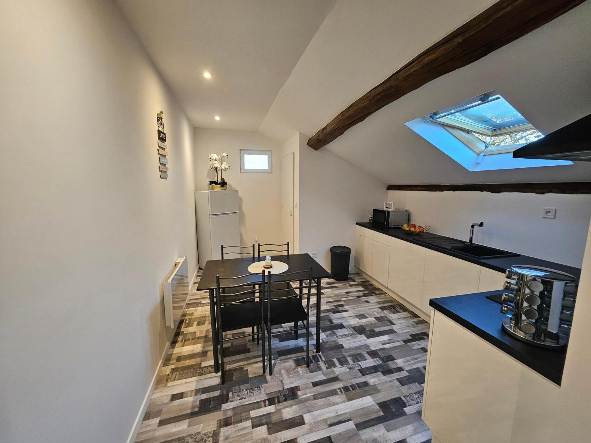 Joli Appartement Mansarde Decize Exteriör bild