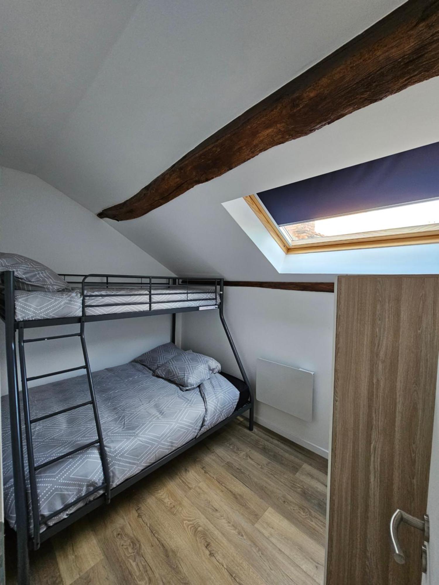 Joli Appartement Mansarde Decize Exteriör bild